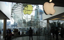 Weak forecast puts Apple’s shares down